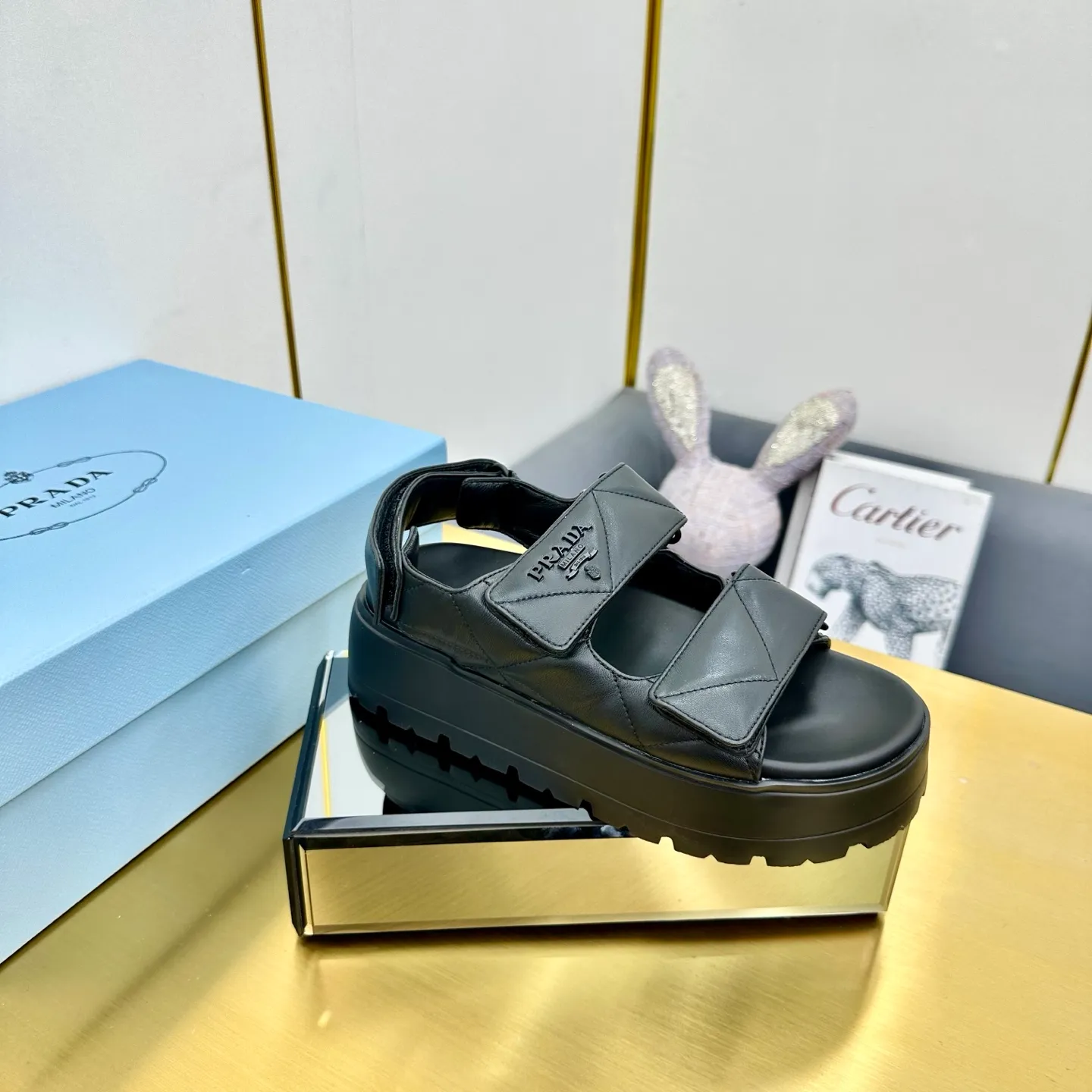 💕💕Factory direct selling price p480💕💕 The highest version of Prada's new thick-soled casual sneakers. This sneaker continues the timeless silhouette and is a new classic item. Crafted from leather to enhance style. The style is light, with a triangle buckle logo and a 5CM thick sole. It is suitable for all seasons and can be matched with all kinds of casual styles. In an era where various styles are full of attention, the most long-term companion and the one that captures people's hearts bit by bit is undoubtedly the white shoe. Fabric: Cowhide Lining: Sheepskin Outsole: Original rubber outsole Sole thickness: 5CM Size 35-41
